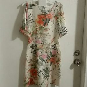 Beautiful white floral dress, tulip sleeves